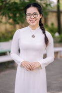 A person in a white dress

Description automatically generated, Picture