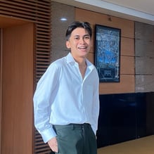 A person in a white shirt

Description automatically generated, Picture